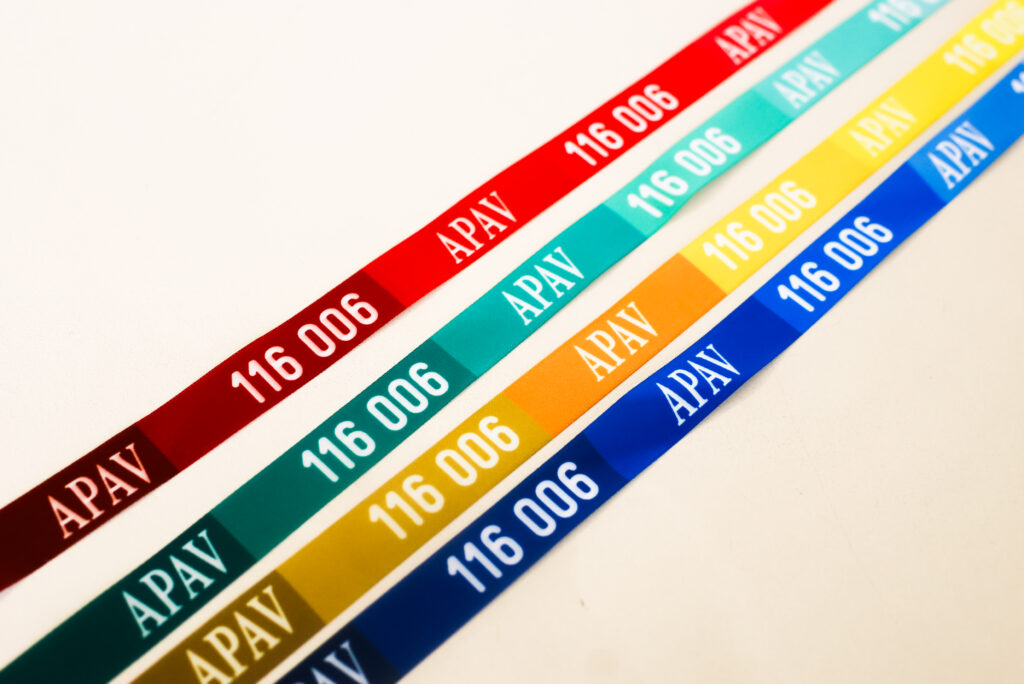 Fitas APAV de várias cores com referência ao numero 116 006.