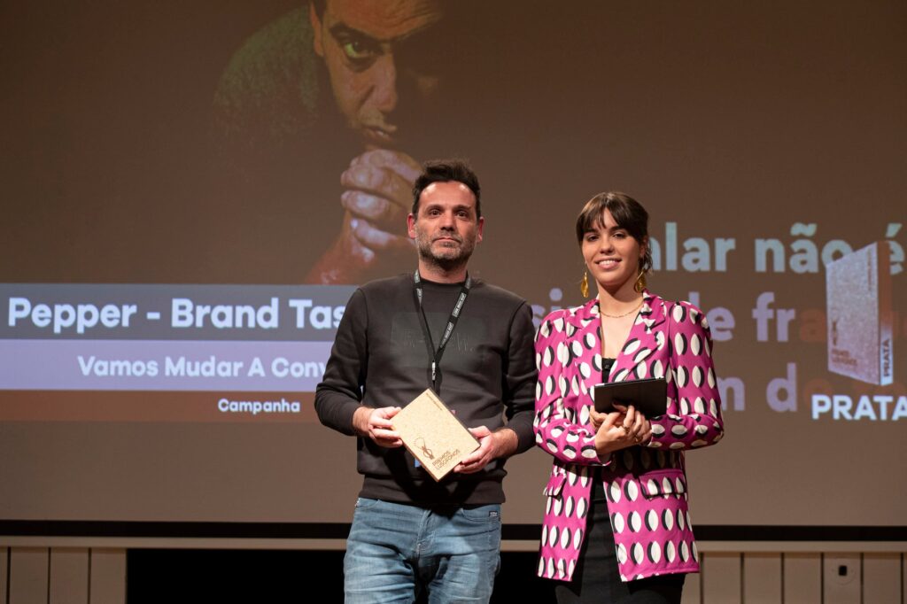 A campanha “Vamos Mudar a Conversa”, promovida pela APAV com desenvolvimento criativo da agência Pepper, foi distinguida com o prémio de Prata na categoria “TV e Cinema”.